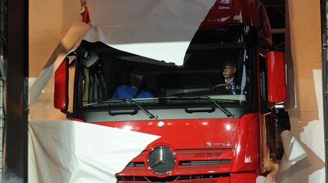 Daimler-Chef Dieter Zetsche präsentiert den neuen Schwerlastwagens Actros persönlich am Lenkrad.