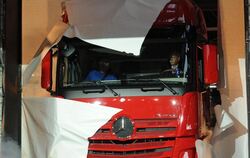 Daimler-Chef Dieter Zetsche präsentiert den neuen Schwerlastwagens Actros persönlich am Lenkrad.