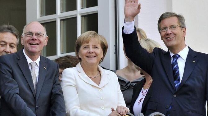Bundestagspräsident Lammert (l), Kanzlerin Merkel und Bundespräsident Wulff auf dem Balkon des Rathauses in Bonn.