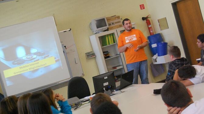 »Was tun gegen Cyber-Mobbing?« - »Profil des Mobbers löschen!«: Neuntklässler im Workshop mit Felix Ebner (hinten). FOTO: PFIST »Was tun gegen Cyber-Mobbing?« - »Profil des Mobbers löschen!«: Neuntklässler im Workshop mit Felix Ebner (hinten). FOTO: PFIST