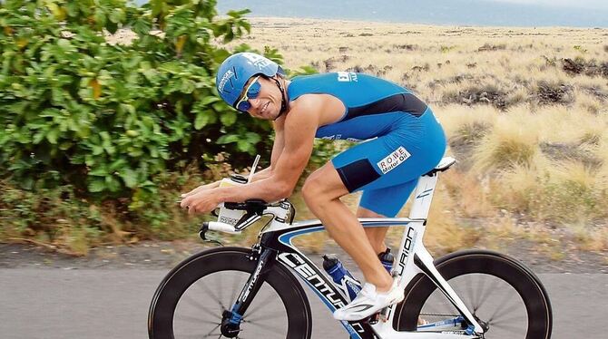 Gut gelaunt zeigt sich der Triathlonprofi Michael Göhner beim Training auf seinem nagelneuen Arbeitsgerät. Am Samstag wird bei d