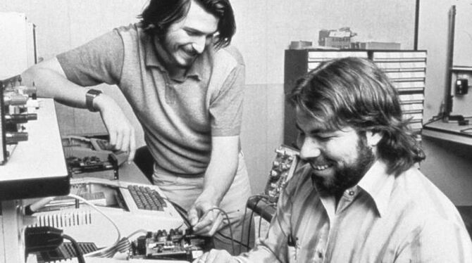 Steve Wozniak und Steve Jobs sitzen an einem Computer (Archivfoto von 1976).