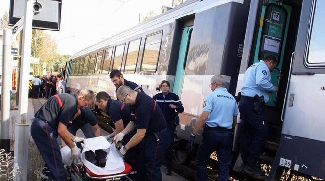 Ein französischer Zugbegleiter wurde von einem offensichtlich geistesgestörten Fahrgast mit Messerstichen attackiert und lebe