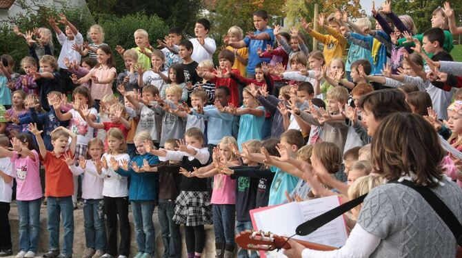 »Hip und hop, Schule ist top«: Kinder und Eltern der Freien Evangelischen Schule Reutlingen freuen sich über den neuen Spielplat