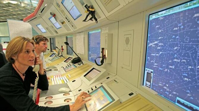 Fluglotsen verfolgen den Flugverkehr über Deutschland. Archivfoto: Boris Roessler Fluglotsen verfolgen den Flugverkehr über Deutschland. Archivfoto: Boris Roessler