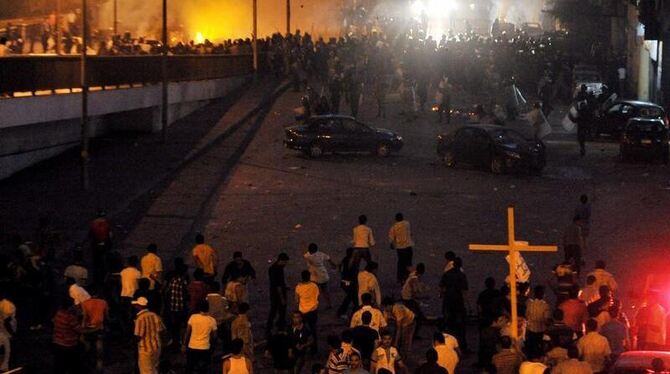 Koptische Christen gerieten vor dem Gebäude des staatlichen Fernsehens mit Bewohnern der umliegenden Wohnviertel und dem Mili