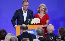 Der polnische Ministerpräsident Donald Tusk (mit seiner Frau Malgorzata) bleibt im Amt.