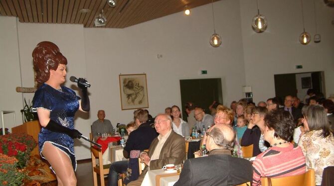 Besuch vom Fräulein: Die Amsel-Festgemeinde ließ sich kabarettistisch unterhalten.  FOTO: KABLAOUI