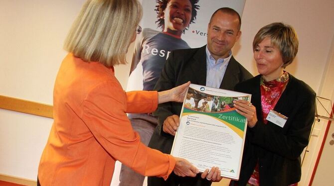 Angela Braach-Eggert übergibt das Zertifikat »Umwelt-Jugendherberge« an Sabine und Arthur Striebel. FOTOS: KOZJEK Angela Braach-Eggert übergibt das Zertifikat »Umwelt-Jugendherberge« an Sabine und Arthur Striebel. FOTOS: KOZJEK