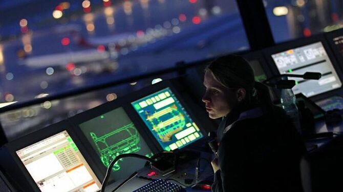 Eine Fluglotsin überwacht im Tower des Flughafens Düsseldorf den Luftverkehr: Auf den letzten Drücker wollen die Arbeitgeber