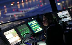 Eine Fluglotsin überwacht im Tower des Flughafens Düsseldorf den Luftverkehr: Auf den letzten Drücker wollen die Arbeitgeber 