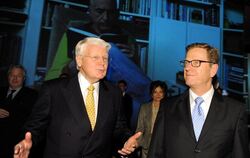 Der isländische Staatspräsident Olafur Ragnar Grimsson (l) und Bundesaußenminister Guido Westerwelle nach der Eröffnungsfeier