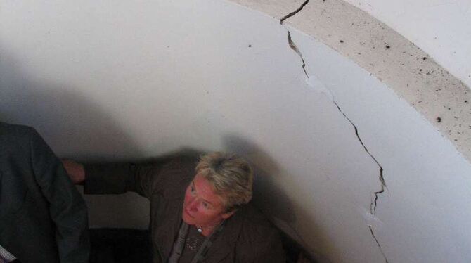 Risse im Turm der Pfullinger Hallen: Der Pfullinger Gemeinderat machte sich ein Bild von den Schäden am Gebäude. Ursache dafür s