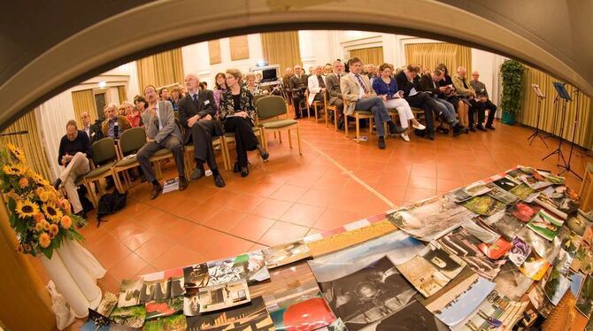 Prominente Gäste: Oberbürgermeisterin Barbara Bosch und Mitglieder des Landtags ehren den Photoclub Reutlingen bei der Feier zum