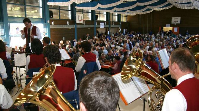 Der Musikverein Kiebingen unterhielt in der rappelvollen Würtinger Halle.  FOTO: LPT