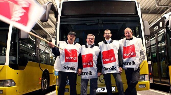 Streikposten von Verdi vor einem Busdepot in Stuttgart (Archivfoto). Streikposten von Verdi vor einem Busdepot in Stuttgart (Archivfoto).