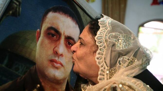 Die Mutter von Raafat Aroki küsst ein Foto ihres Sohnes, der gegen den Israeli Gilad Schalit ausgetauscht wird. Foto: Ali Ali