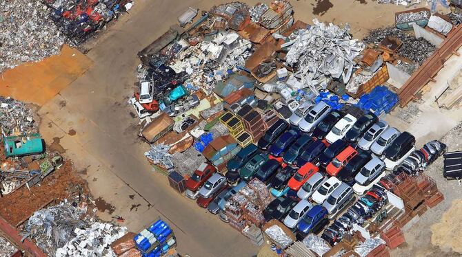Alles Schrott. Wenn der Fotograf Manfred Grohe den Tübinger Schrottplatz aus der Vogelperspektive ablichtet, werden alte Autos z