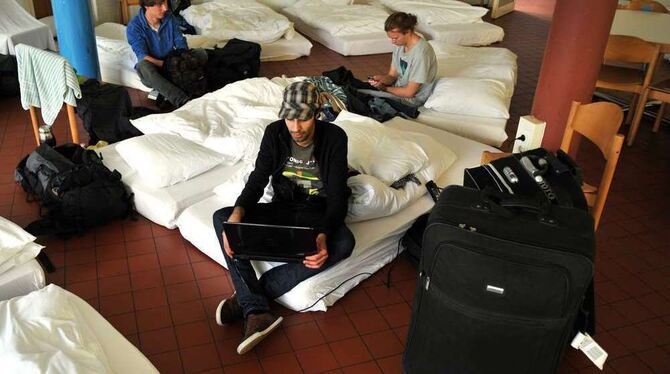Studenten sitzen in einer Notunterkunft des Studentenwerks Freiburg.
