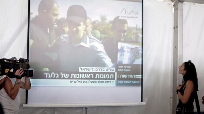 Erste Bilder des israelischen Soldaten Gilad Schalit, der nach fünf Jahren wieder in seiner Heimat ist. Bild: Jim Hollander