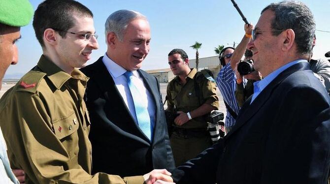 Von höchster Stelle empfangen: Der israelische Verteidigungsminister Barak schüttelt Schalit die Hand, Ministerpräsident Neta