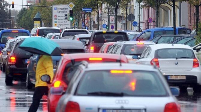 Blechlawinen schieben sich auch durch Sondelfingen. Besonders dicke ist der Verkehr seit Beginn der Bauarbeiten am Maienwaldknot