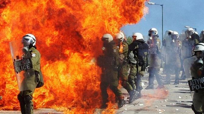 Erst friedliche Proteste, dann Rauchschwaden und Tränengas: Krawallmacher in Athen liefern sich Straßenschlachten mit der Pol