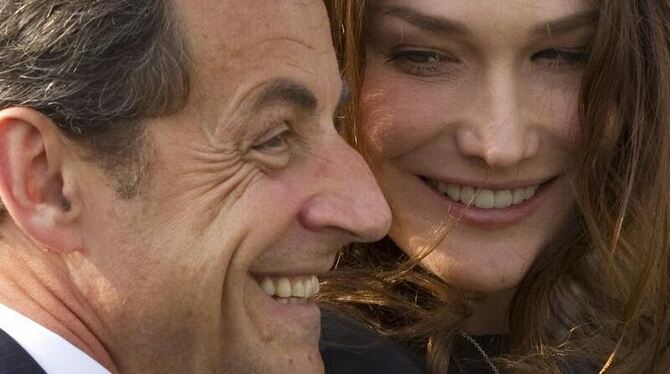 Nicolas Sarkozy und Ehefrau Carla Bruni-Sarkozy freuen sich über ein Mädchen. Foto: Ian Langsdon