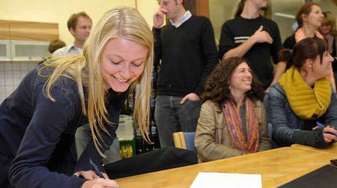 Eines von 24 Gründungsmitgliedern des Reutlinger Fördervereins »Netzwerk Reportageschule« unterzeichnet die Satzung.