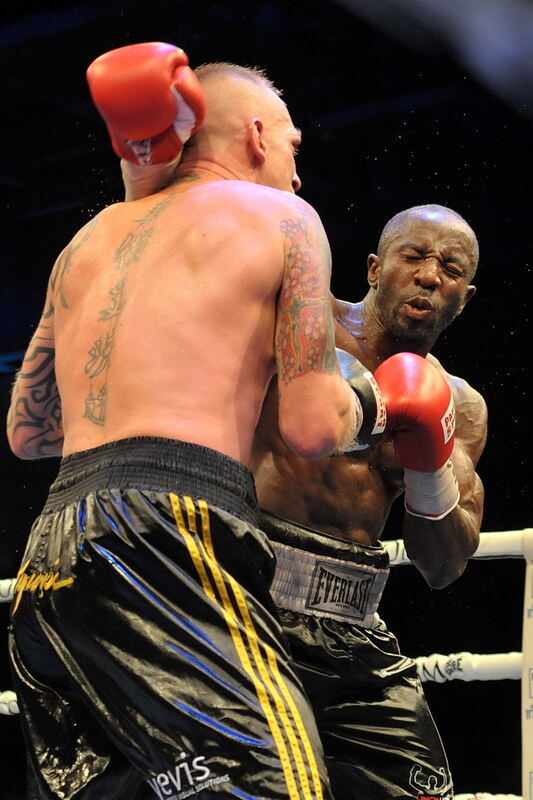 Björn Blaschke gegen Ben Nsafoah. Foto: Niethammer