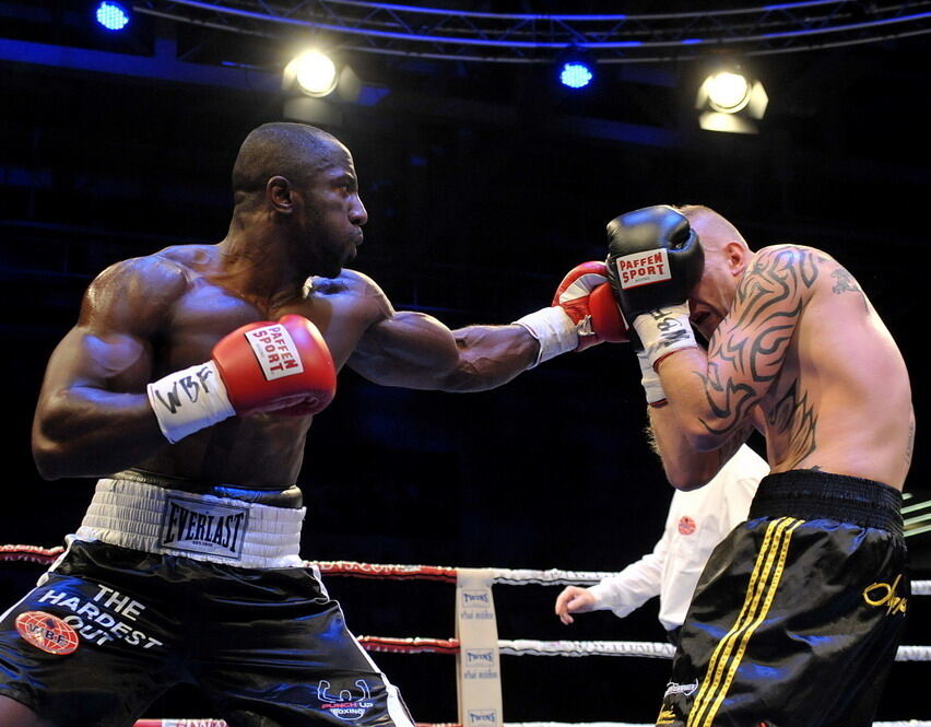 Björn Blaschke gegen Ben Nsafoah. Foto: Niethammer