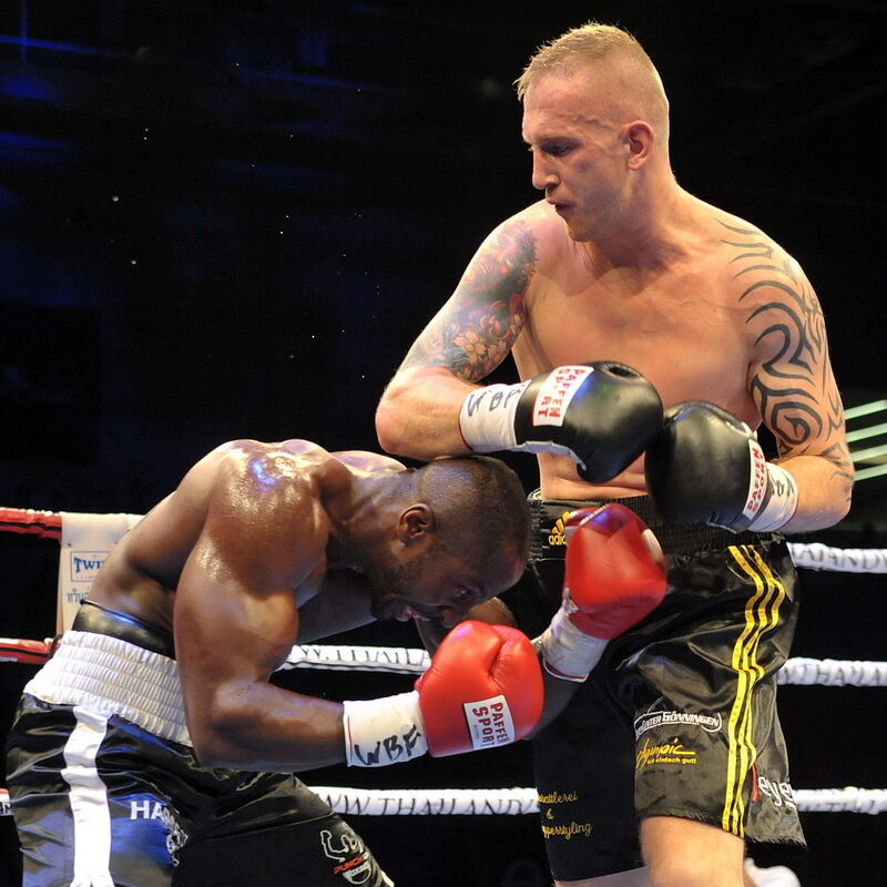 Björn Blaschke gegen Ben Nsafoah. Foto: Niethammer