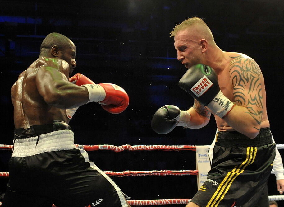 Björn Blaschke gegen Ben Nsafoah. Foto: Niethammer