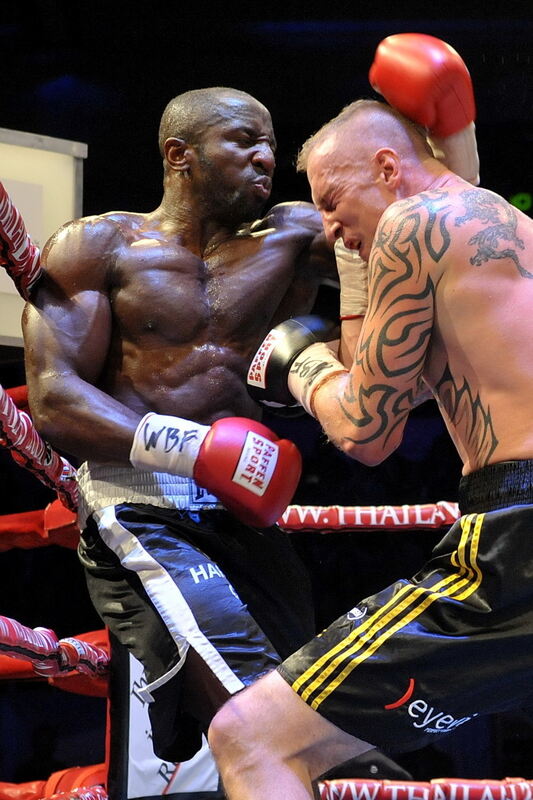 Björn Blaschke gegen Ben Nsafoah. Foto: Niethammer