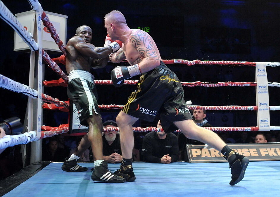 Björn Blaschke gegen Ben Nsafoah. Foto: Niethammer