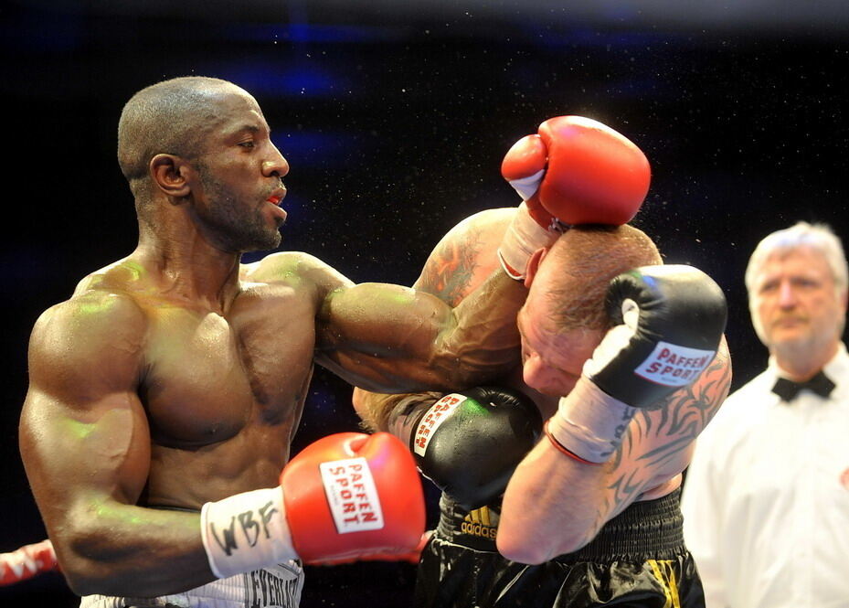 Björn Blaschke gegen Ben Nsafoah. Foto: Niethammer