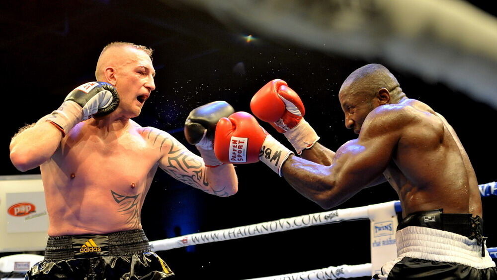 Björn Blaschke gegen Ben Nsafoah. Foto: Niethammer