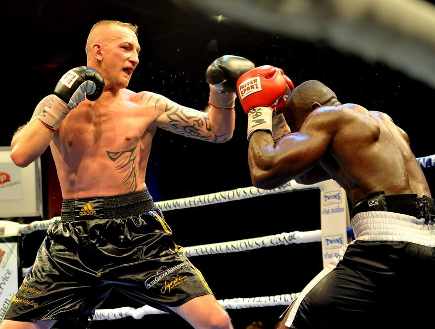 Björn Blaschke gegen Ben Nsafoah. Foto: Niethammer