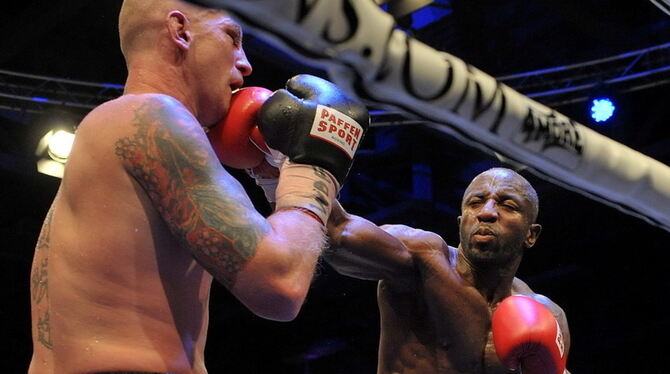 Björn Blaschke gegen Ben Nsafoah. Foto: Niethammer