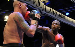 Björn Blaschke gegen Ben Nsafoah. Foto: Niethammer