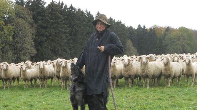 Melanie Dangel sorgt mit ihren über 850 Schafen dafür, dass der ehemalige Truppenübungsplatz in Schuss bleibt. FOTO: WURSTER