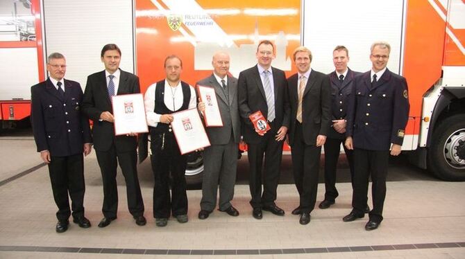 Verleihung des Ehrenschilds »Partner der Feuerwehr« (von links): der stellvertretende Kommandant der freiwilligen Feuerwehr Gerh