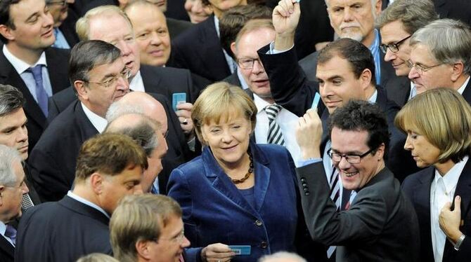 Bundeskanzlerin Angela Merkel nimmt an der Bundestags-Abstimmung über eine Stärkung des Euro-Rettungsschirms EFSF teil. Foto: