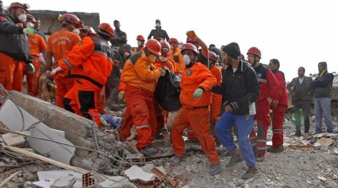 Noch ein Leben gerettet: Nach dem schweren Erdbeben im Osten der Türkei konnten Rettungskräfte bisher mehr als 180 Menschen l