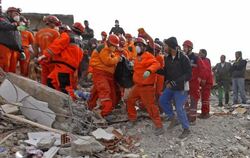 Noch ein Leben gerettet: Nach dem schweren Erdbeben im Osten der Türkei konnten Rettungskräfte bisher mehr als 180 Menschen l