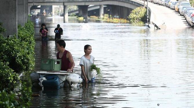 Alle Augen sind auf die Wasserpegel des Flusses Chao Phraya und den Kanälen gerichtet. Beide Wasserläufe sind zum Bersten vol
