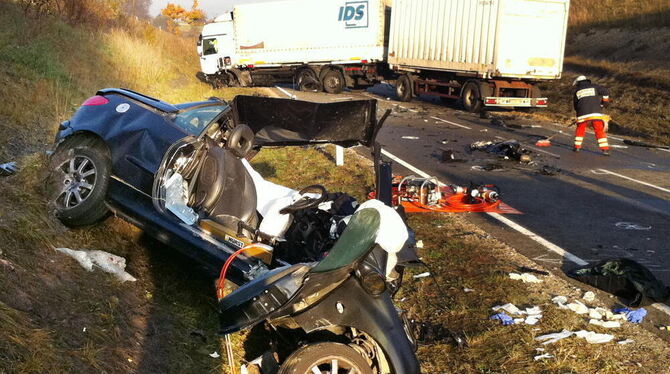 Der Fahrer des Peugeot starb noch an der Unfallstelle. FOTO: MUT
