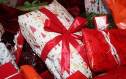Die Zurückhaltung bei Weihnachtsgeschenken zieht sich der Studie zufolge durch alle Alters- und Einkommensstufen. Foto: Malte