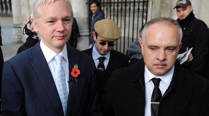 Julian Assange (l) darf nach Schweden ausgeliefert werden. Foto: Andy Rain
