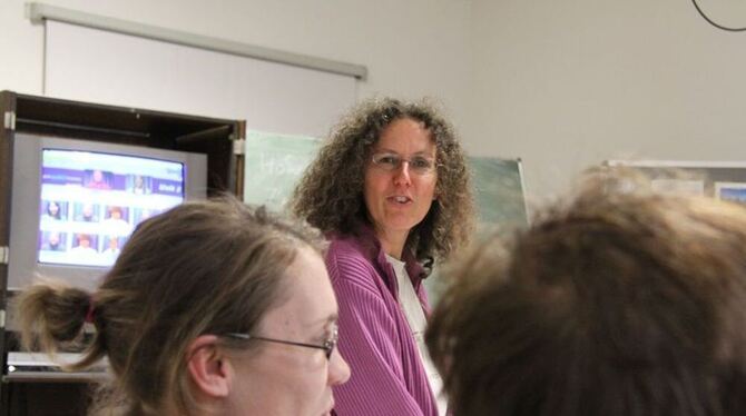 Sieglinde Gangl (Mitte) gibt einen Englischkurs in der Tübinger VHS für behinderte und lernschwache Menschen. Catharina Rauscher